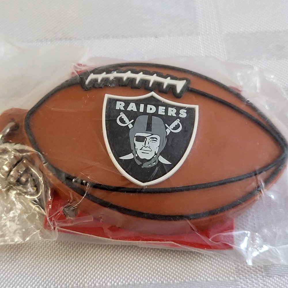 LAS VEGAS RAIDERS NFL FOOTBALL TEAM VINTAGE KEYCHAIN LA SPORTS NIP NOS FAN ITEM